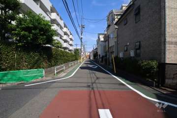 敷地南西側の前面道路(北西側から)