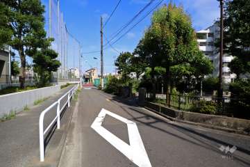 敷地北側の前面道路(西側から)