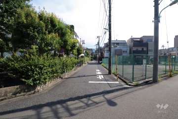 敷地北西側の前面道路(北東側から)