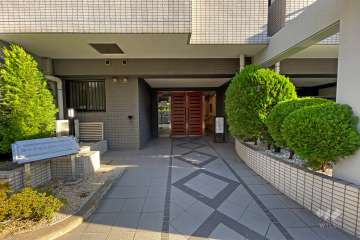 エントランスはオートロック付きです。