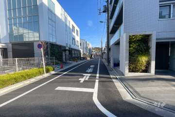 敷地西側の前面道路（北側から）
