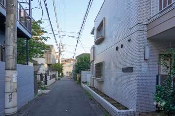 敷地東側の前面道路（北側から）