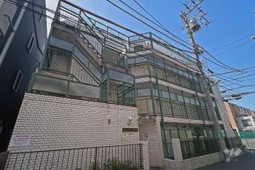 スカイコート明大前の外観（北側から）