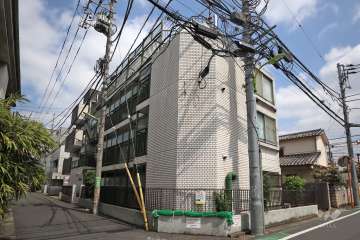 スカイコート明大前の外観（北西側から）