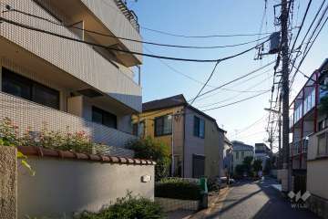 敷地北側の前面道路（東側から）