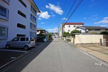 敷地西側の前面道路（北側から）