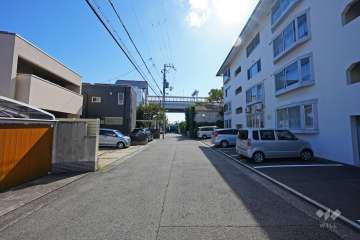 敷地西側の前面道路（南側から）