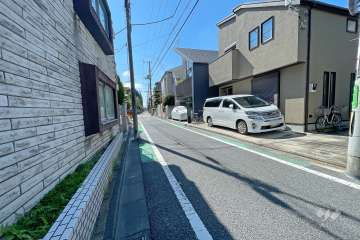 敷地西側の前面道路