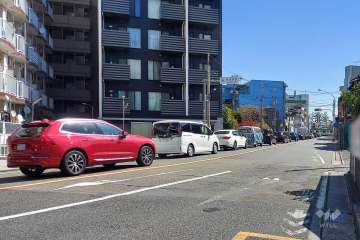 敷地南西側の前面道路北西側から）