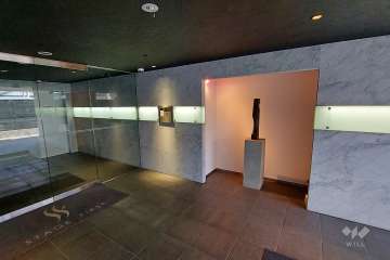 エントランスはオートロック付きです。