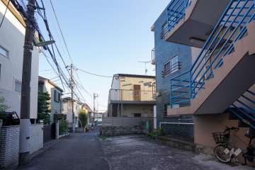 敷地東側の前面道路（北側から）