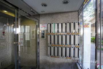 エントランスはオートロック付きです。