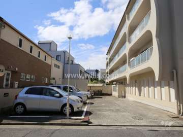 敷地の南側に駐車場があります。