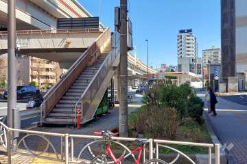 敷地北側の前面道路(西側から)