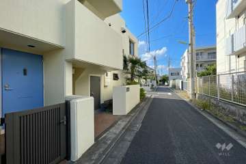 敷地北東側の前面道路（南東側から）