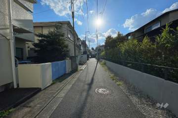 敷地北西側の前面道路（北東側から）