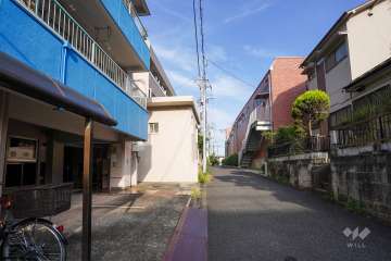 敷地南側の前面道路（西側から）