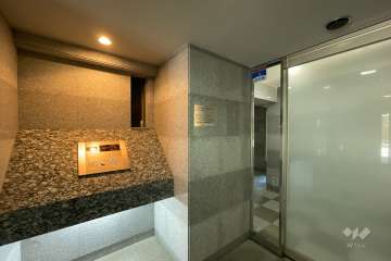 エントランスはオートロック付きです。