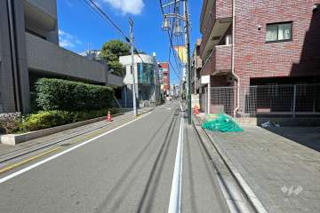 敷地西側の前面道路（南側から）