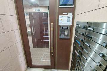 エントランスはオートロック付きです。