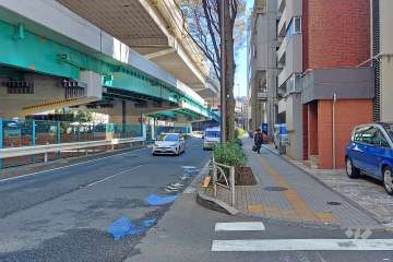 敷地北側の前面道路(西側から)