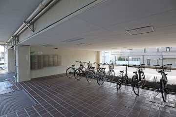 駐輪場と共用ポスト