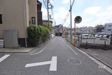 敷地東側の前面道路（北側から）