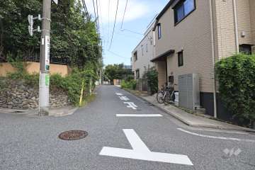 敷地東側の前面道路（西側から）