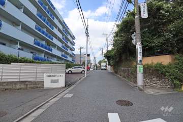 敷地東側の前面道路（南側から）