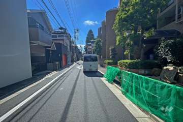 敷地東側の前面道路（北側から）
