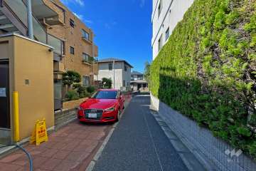 敷地北側の前面道路（東側から）
