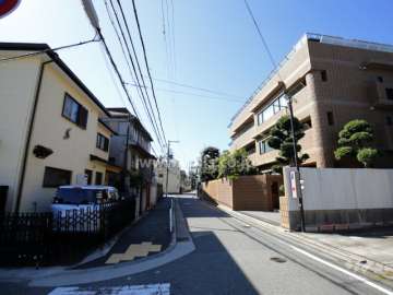 敷地南側の前面道路