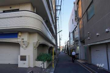敷地西側の前面道路（北側から）