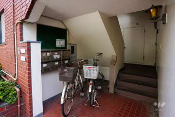 住戸入り口（共用ポスト）