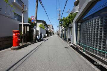 敷地北西側の前面道路(南西側から)