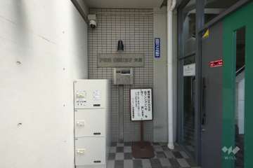 エントランスはオートロック付きです。宅配ボックスもあります。