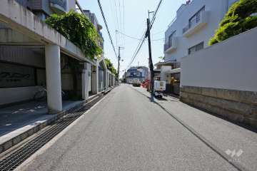 敷地北西側の前面道路(北東側から)
