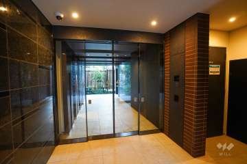 エントランスはオートロック付きです。