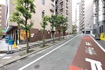 敷地北側の前面道路（東側から）