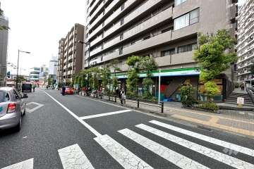 敷地東側の前面道路（北側から）