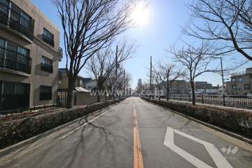 敷地西側の前面道路