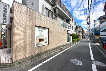 敷地西側の前面道路（北側から）