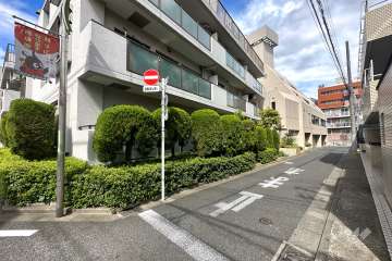 敷地南側の前面道路（西側から）