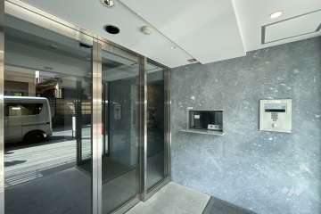 エントランスはオートロック付きです。