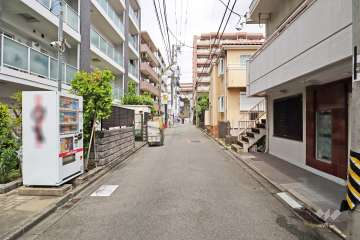 敷地東側の前面道路(南側から)