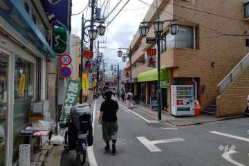 敷地東側の前面道路（北側から）