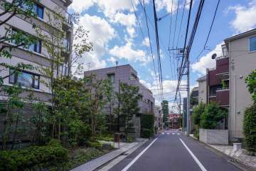 敷地北側の前面道路（東側から）