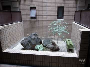 敷地中央に坪庭があります。