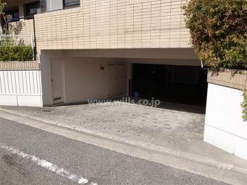 地階にある敷地内駐車場。地階からエレベーターで各フロアにアクセス出来ます。