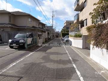 敷地南側の道路。静かな住宅地です。